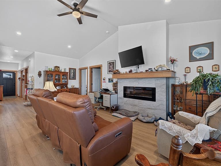 221 Stirling Loop photo 4