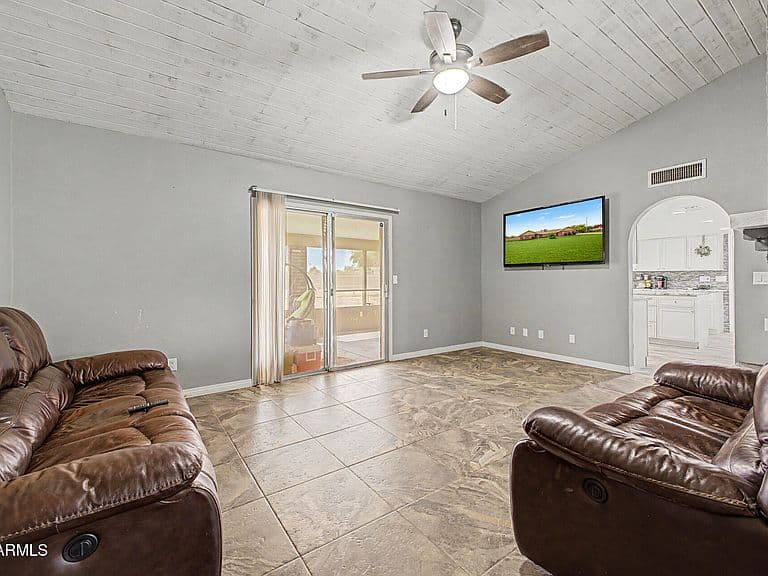6622 S 66TH Avenue photo 5