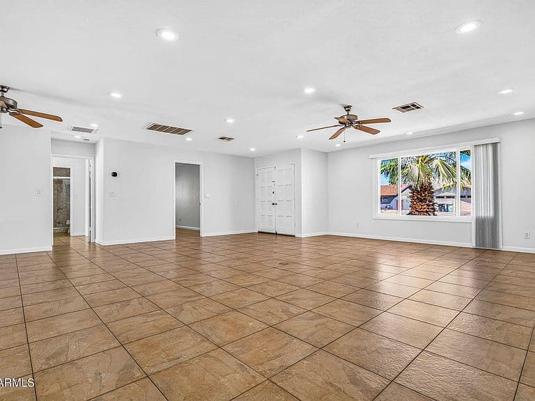 619 E DIAMOND Drive photo 5