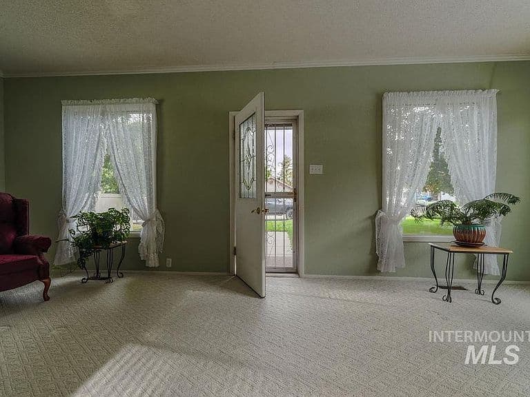 421 E Ave E photo 3