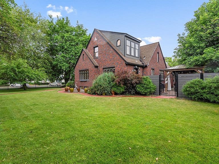 300 Connell Ave photo 3