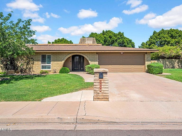 1110 E ORANGEWOOD Avenue photo 2