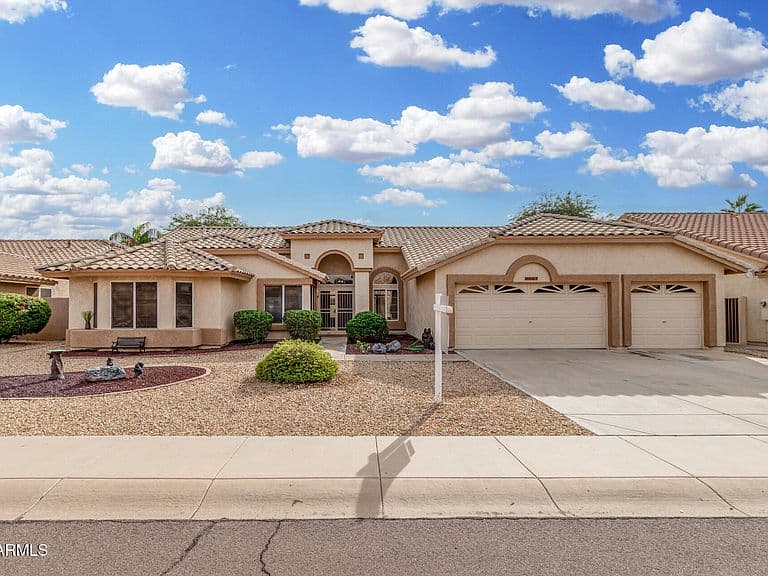 9007 W Kerry Ln photo 1