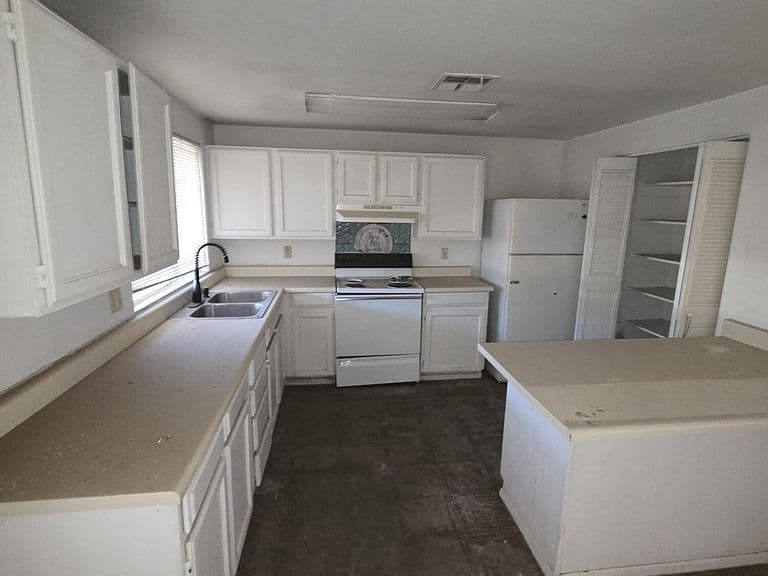 1910 N 42ND Drive photo 5