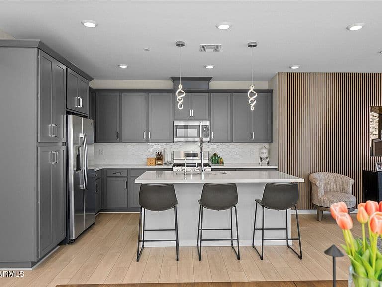 733 E LARK Street #202 photo 3