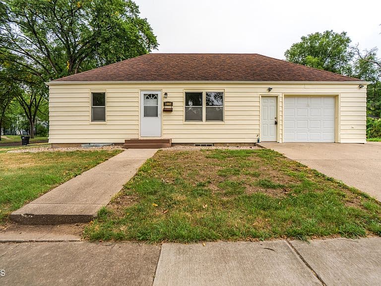 1002 E F Ave photo 1