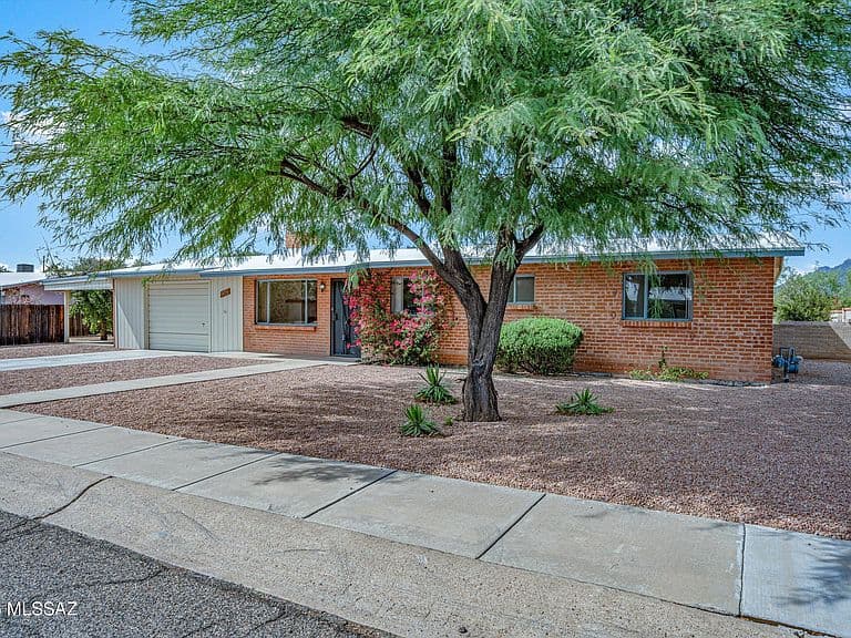 909 E El Caminito Pl photo 3