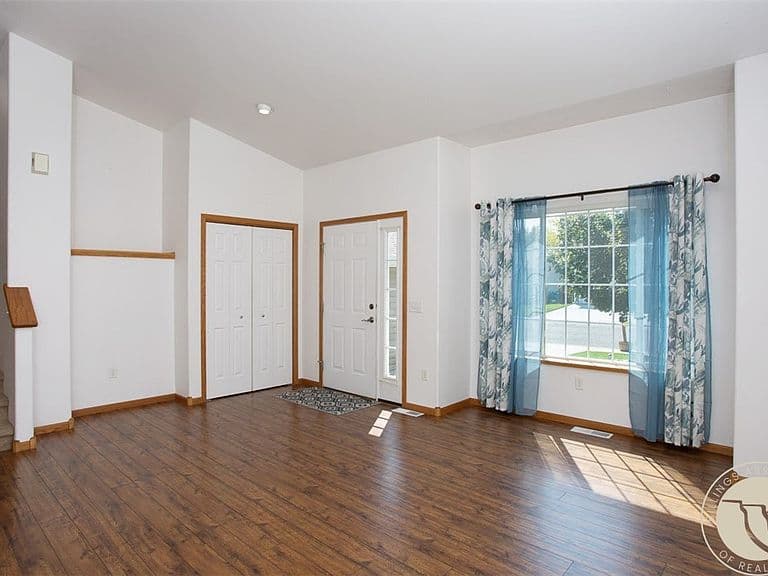 3733 Banff Ave photo 2