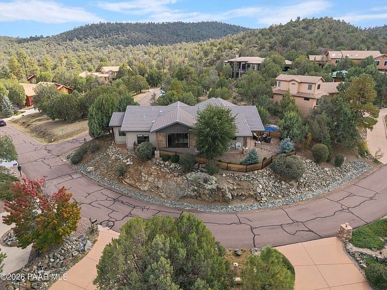 2070 Crestview Ct photo 2