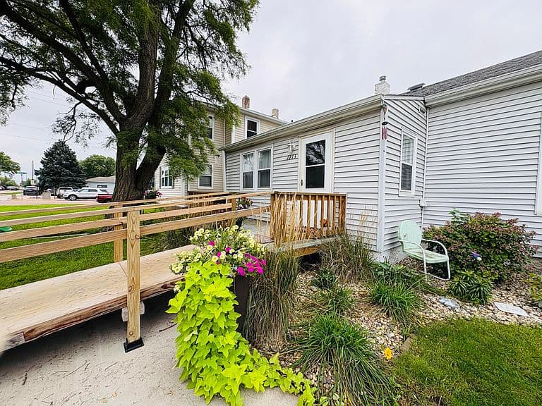 1213 W University Ave photo 4