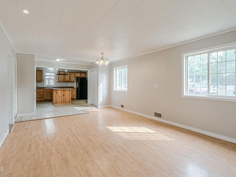 702 W Avenue A photo 5