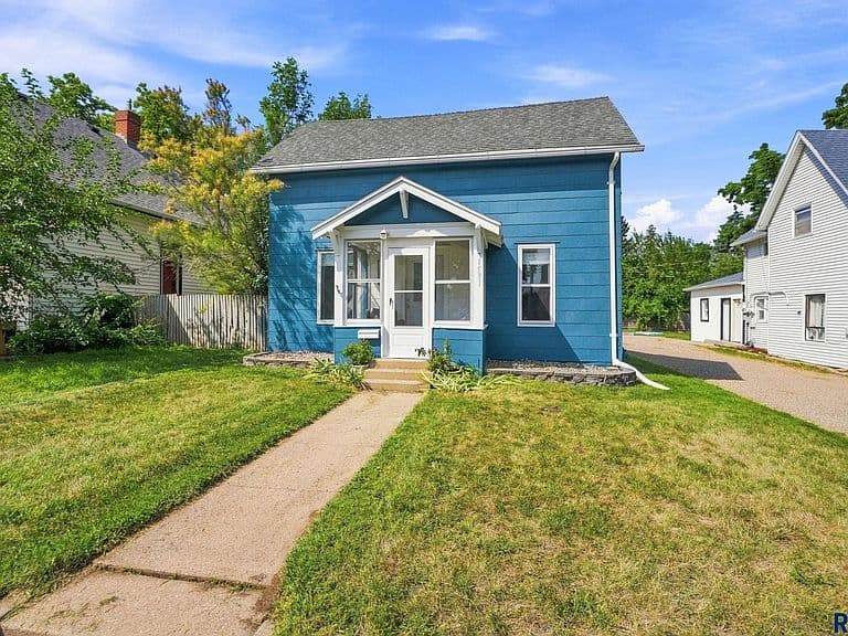 1513 S Duluth Ave photo 2