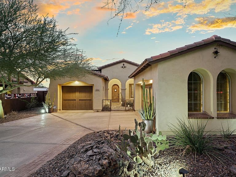2334 E Samantha Way photo 2