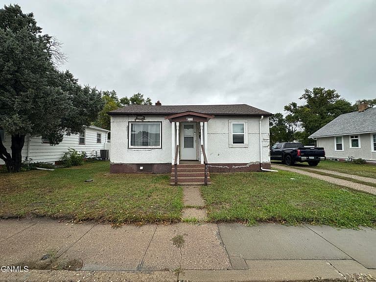 915 10th St SE photo 1