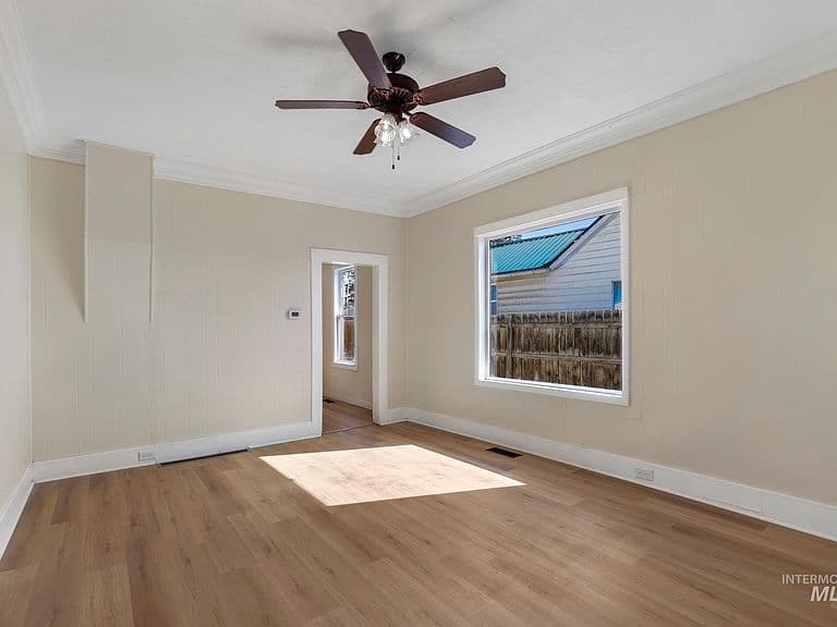 150 Adams St photo 5
