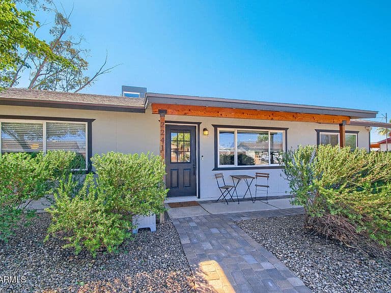 2241 W MICHELLE Drive photo 2
