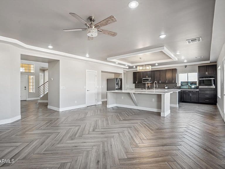 1712 E JOELLE Drive photo 2