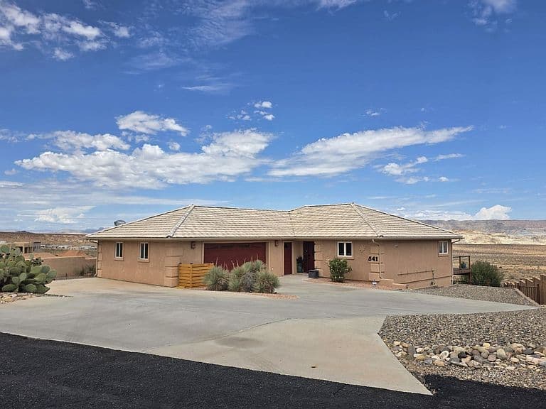541 N Rainbow Dr photo 1
