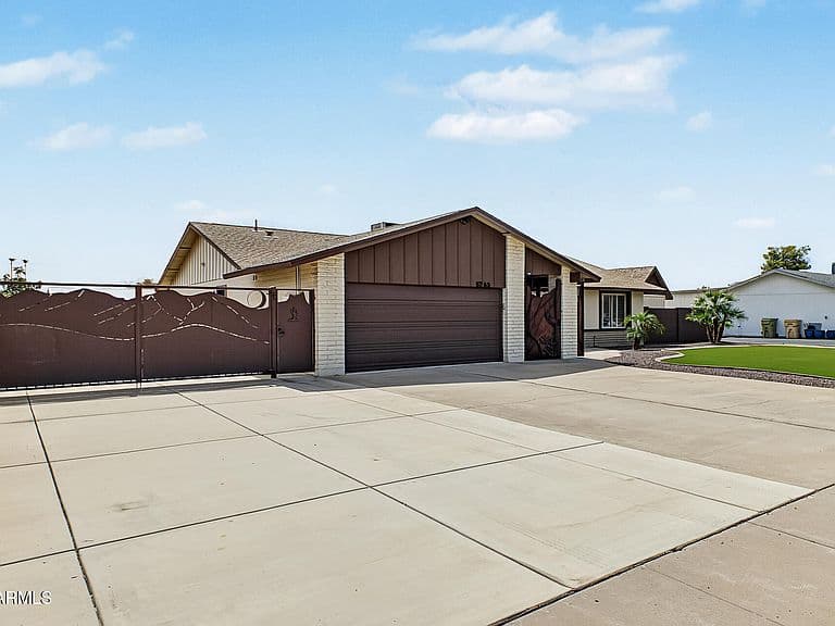 5763 W MARCONI Avenue photo 2
