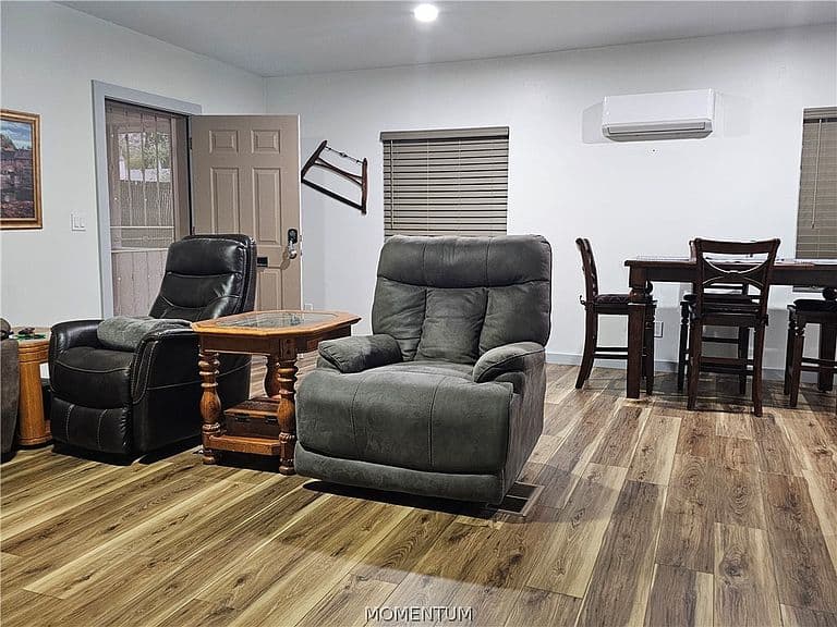 512 E Oak Street photo 3