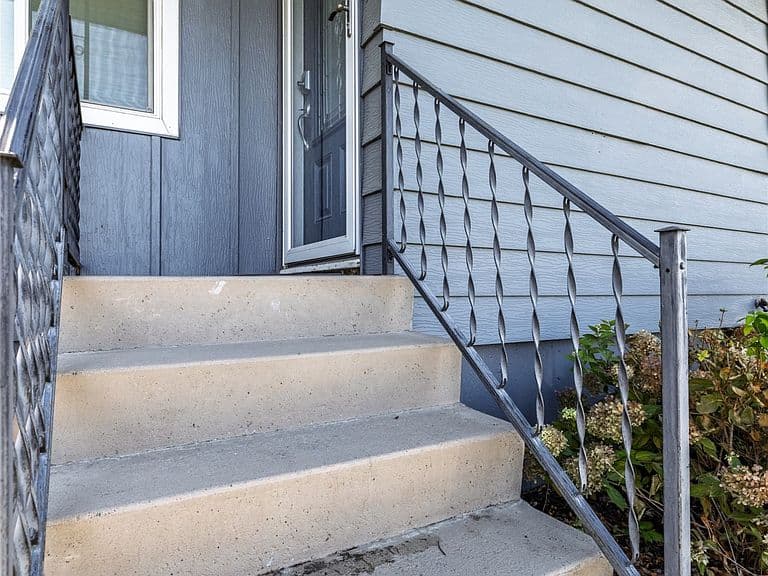 1527 Leslie Ave photo 2