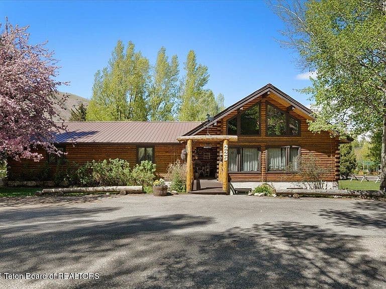225 Pine Dr photo 4