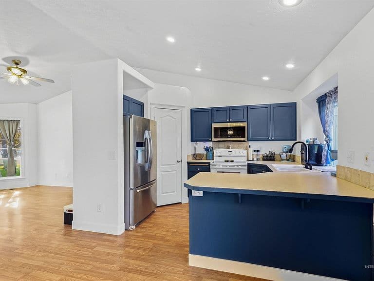 1087 S New Summer Ave photo 5