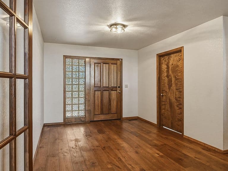 1002 N Hillcrest Dr photo 5