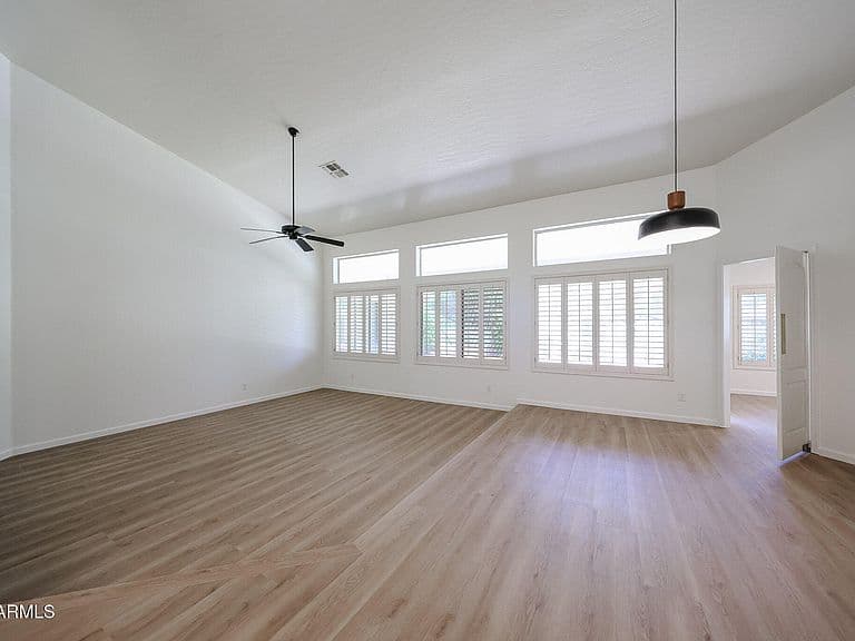 1330 E VOLTAIRE Avenue photo 5