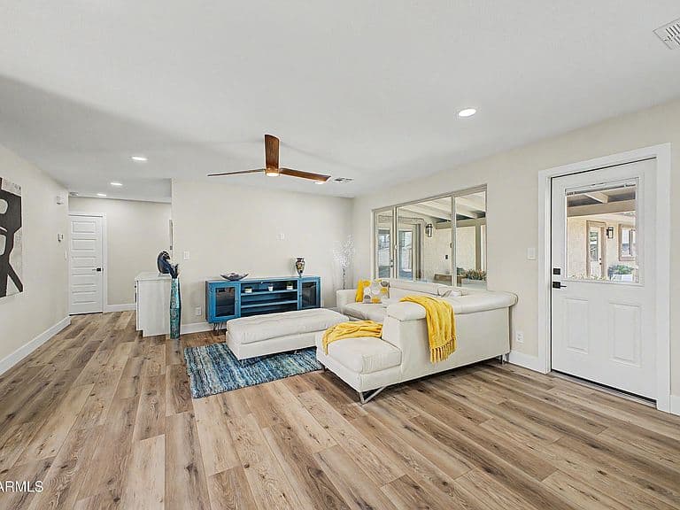 922 E LOYOLA Drive photo 4
