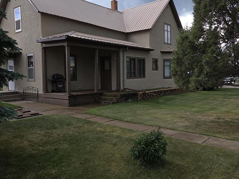 110 Elm Ave W photo 1