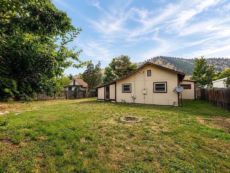 421 Montana Ave photo 5