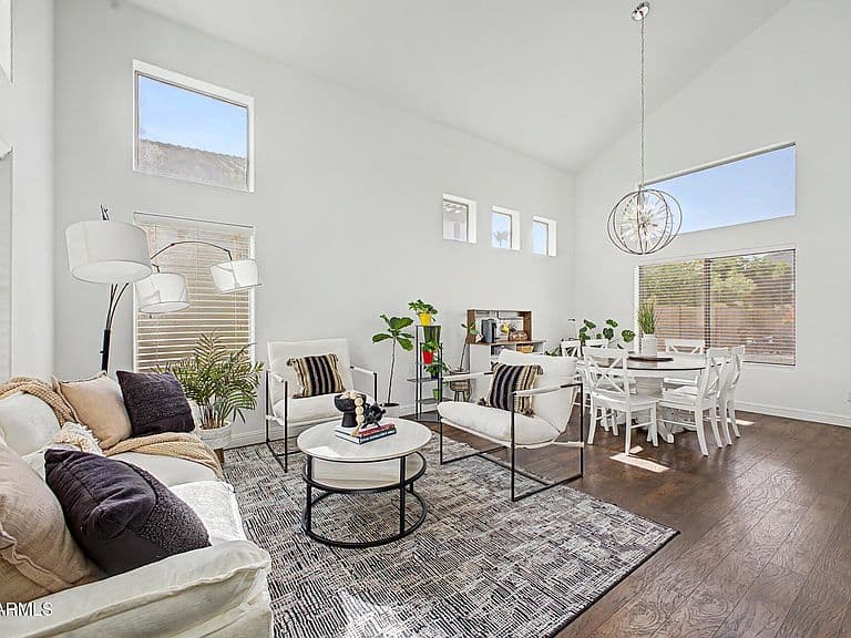284 W GOLDFINCH Way photo 1
