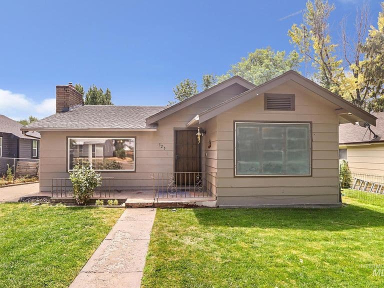 325 E Avenue D photo 2