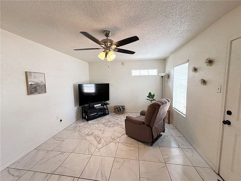 2036 Davis Avenue photo 3