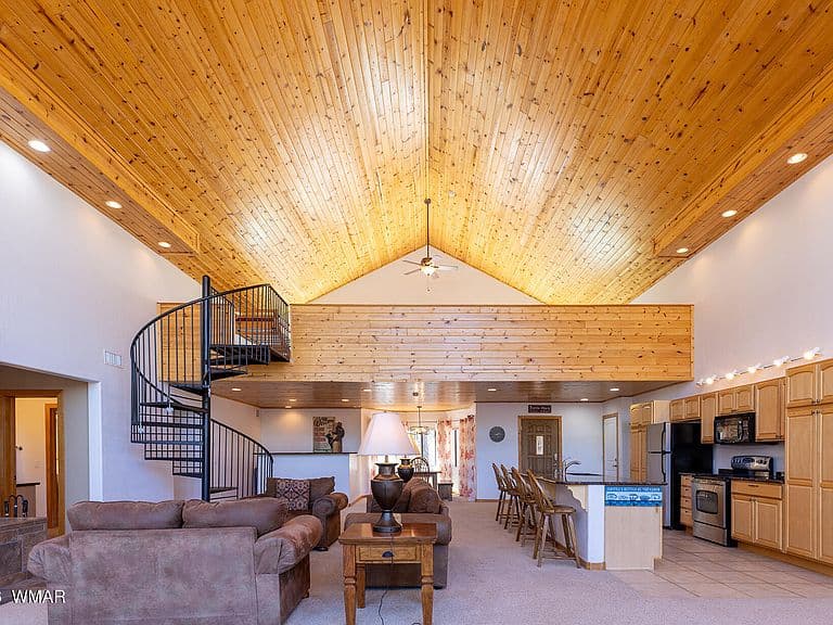 575 W Redwood Ln photo 2