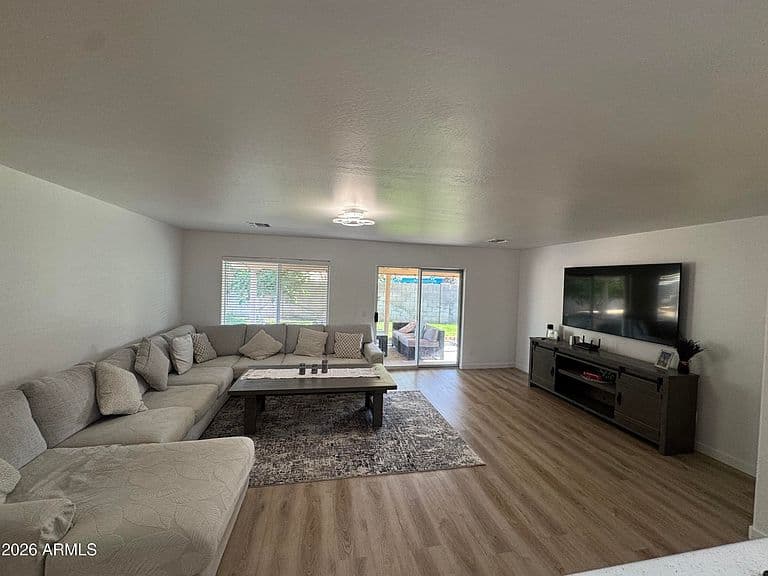 2739 E BEVERLY Lane photo 2