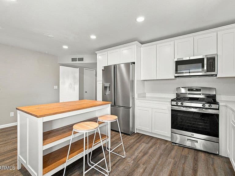 218 W BEAUTIFUL Lane photo 2