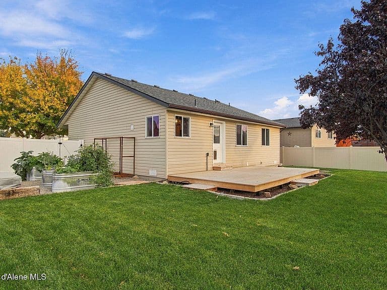 2710 E Thrush Dr photo 4