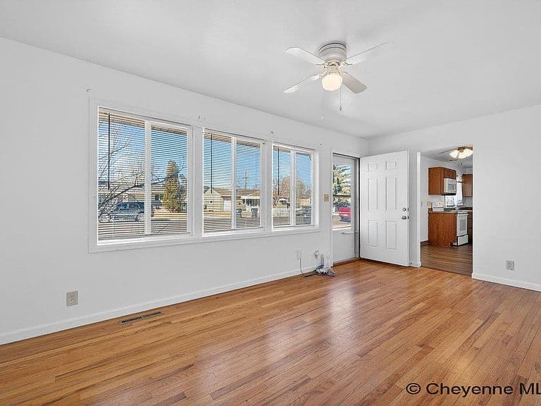 221 Desmet Dr photo 3