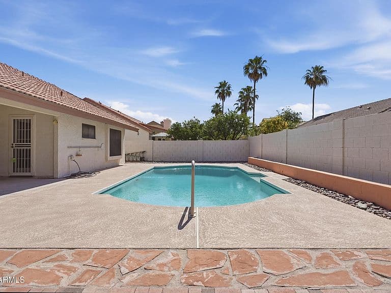 6719 W KERRY Lane photo 2