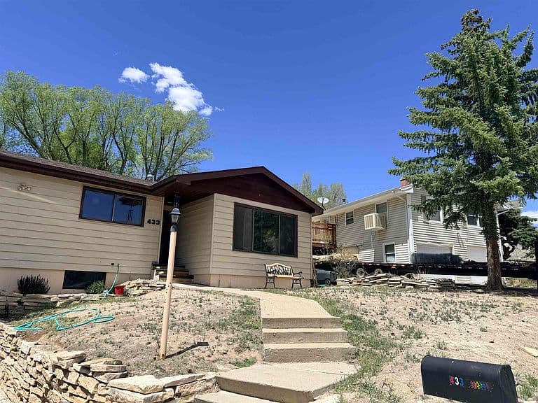 433 Hillcrest Way photo 2
