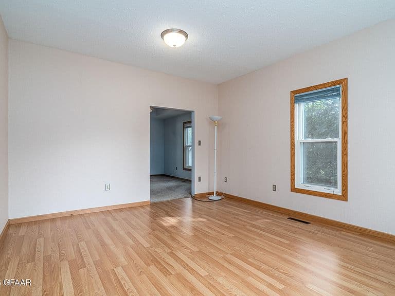 323 4th St photo 4