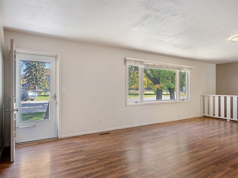 215 College St photo 5