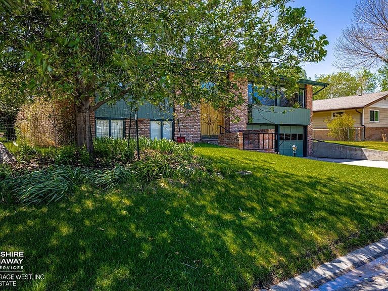 1214 Birch Ln photo 2
