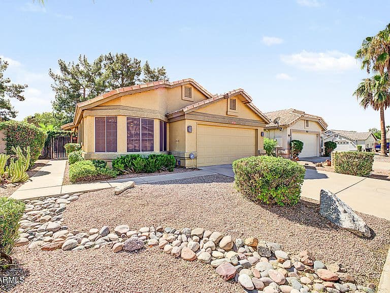 4237 E MORROW Drive photo 3