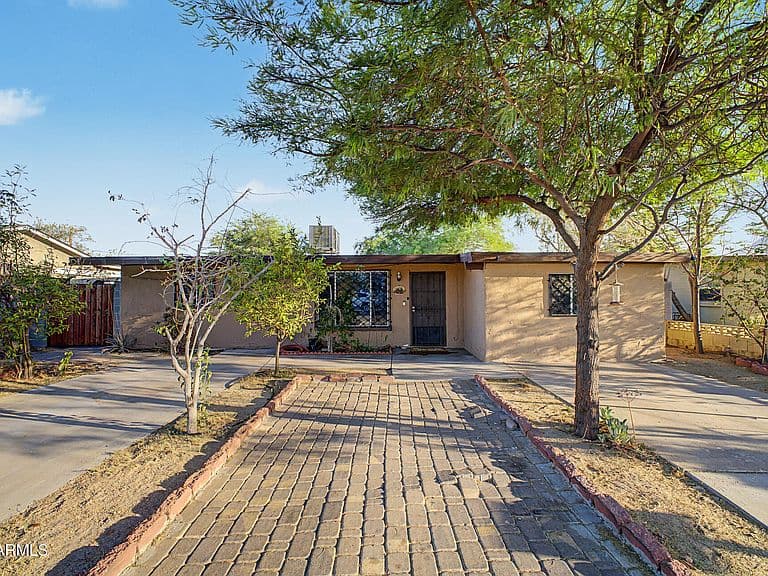 1405 W BROWN Street photo 4