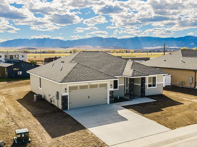 1430 Silverton Dr photo 1