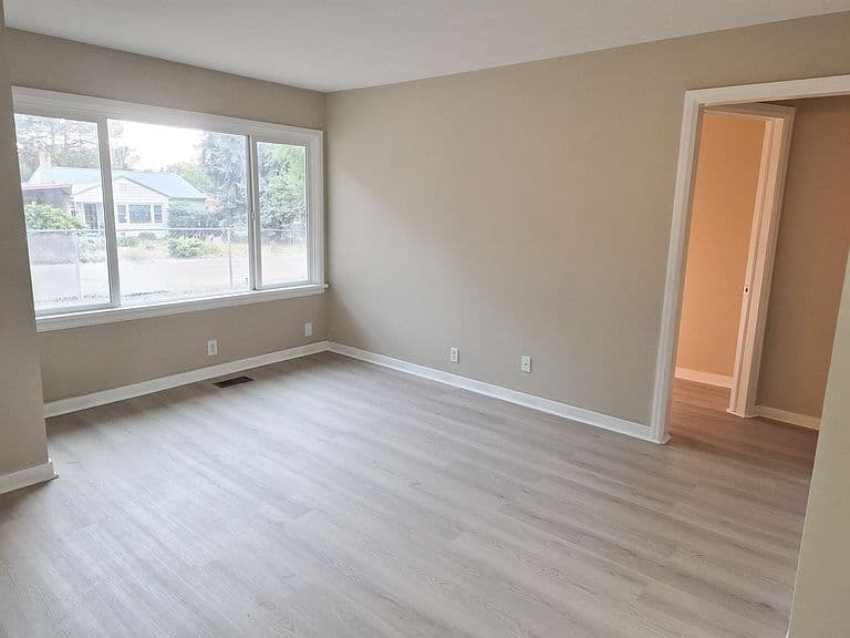 618 E Avenue D photo 3