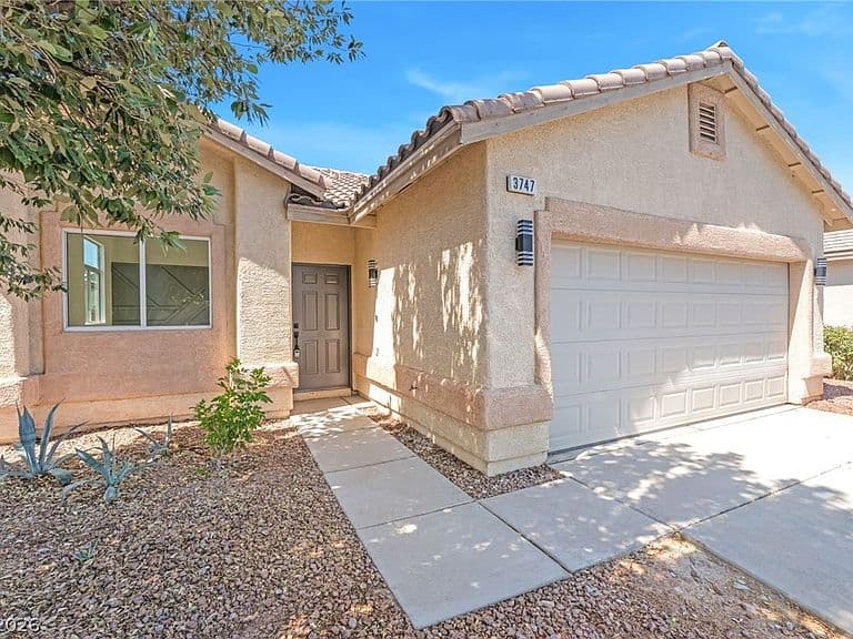 3747 Squirrel St photo 4